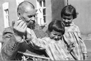 Moscow region. USSR. Russian writer Maxim Gorky and his granddaughters Martha and Daria. Photo TASS / Roman Karmen Московская область. Русский писатель Максим Горький (А.М.Пешков) со своими внучками Марфой и Дарьей на даче в Горках. Фото Романа Кармена /Фотохроника ТАСС/